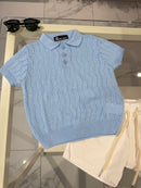 Polo celeste con bottoni