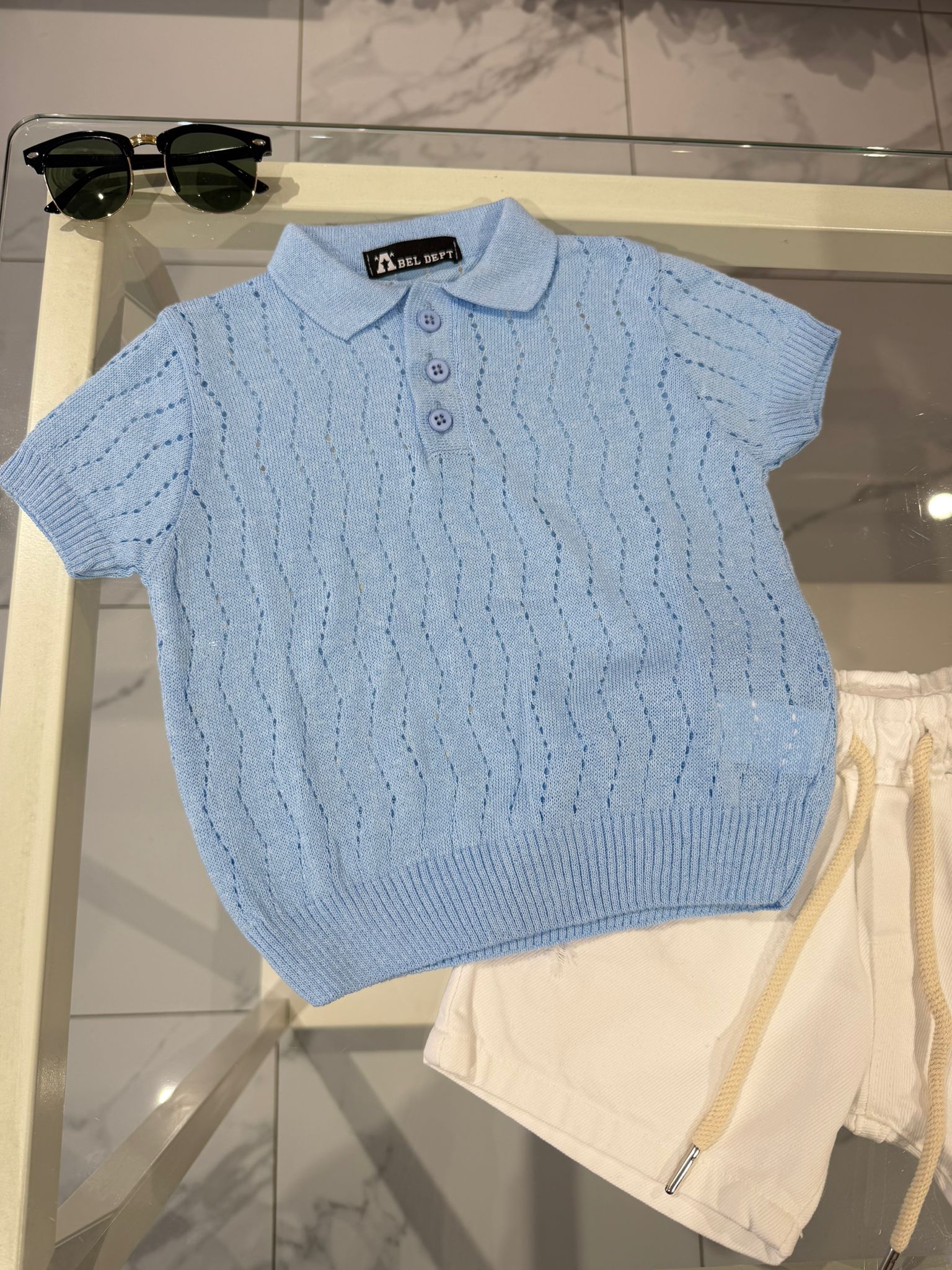 Polo celeste con bottoni