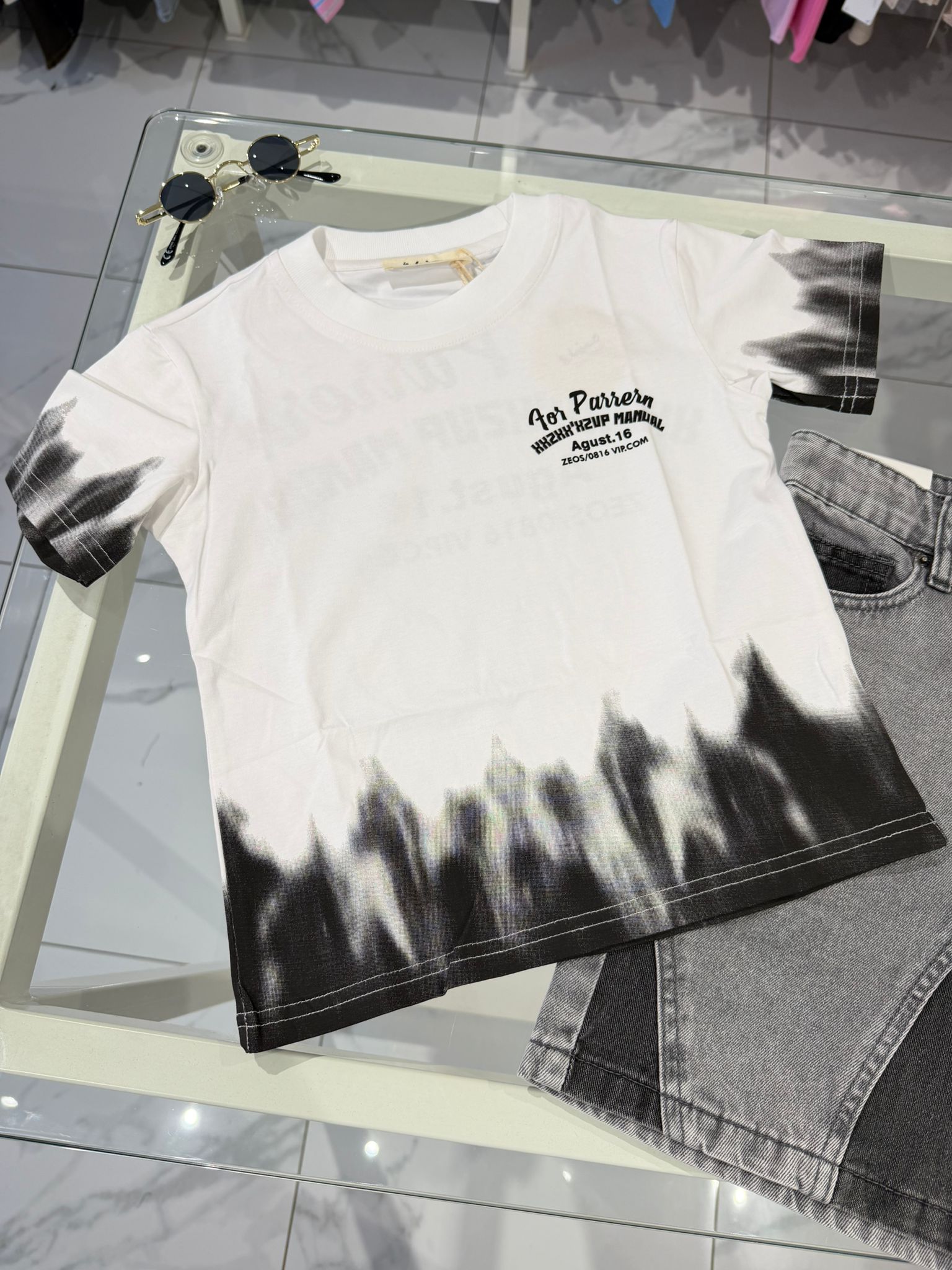 T-shirt black and white