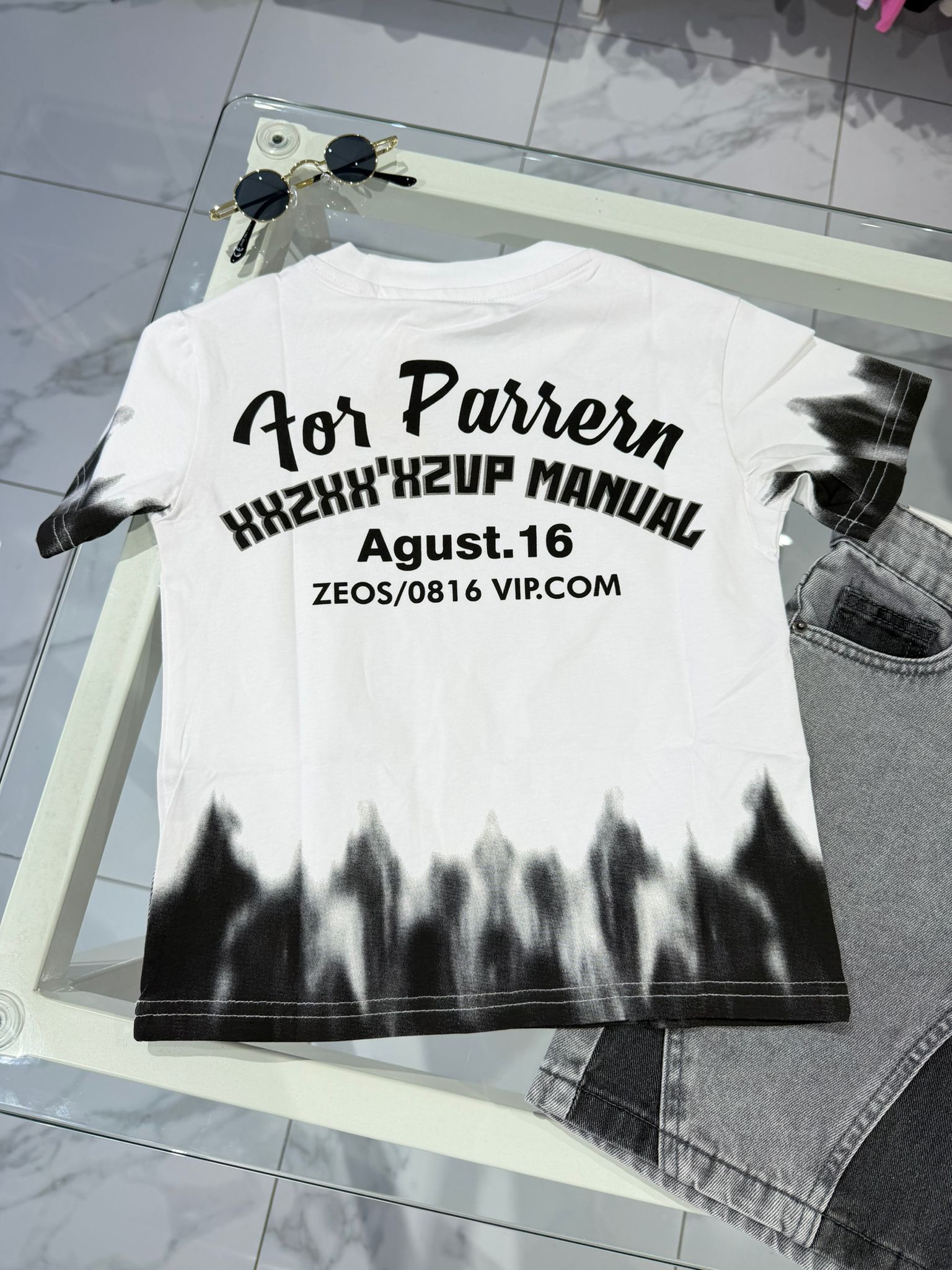 T-shirt black and white
